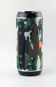 Vista dettagliata dell'altoparlante bluetooth mimetico portatile da esterno con tasti.