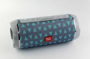 Altoparlante Bluetooth portatile con tessuto a motivi triangolari blu e dettagli di controllo.