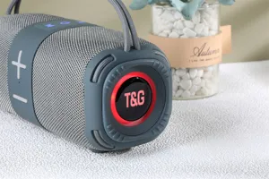 Vue de détail d'un haut-parleur Bluetooth en tissu portable avec lumière LED et son stéréo.