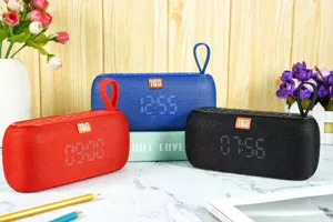 Tragbarer Bluetooth Stoff Lautsprecher mit Digitaluhr Display und starker Bass Funktion.