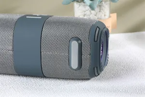 Haut-parleur Bluetooth portable avec design en tissu, basses profondes et liaison audio.