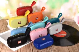 Kompakter tragbarer kabelloser Bluetooth-Lautsprecher mit Tragegurt und buntem Gehäusedesign für den