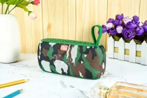 Tragbarer Stoff Bluetooth Lautsprecher Detailansicht im Camouflage Design mit Trageschlaufe.