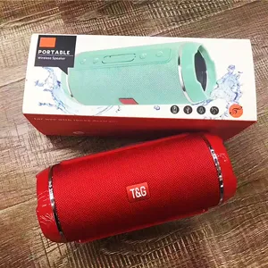 Altoparlante Bluetooth wireless portatile con design waterproof e bassi potenti.