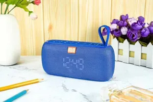 Tragbarer blauer Stoff-Bluetooth-Lautsprecher mit LED-Anzeige und praktischem Tragegurt outdoor.