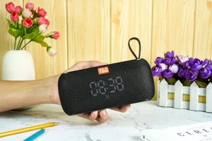 Tragbarer kabelloser Stoff-Bluetooth-Lautsprecher mit Digitalanzeige und praktischer Schlaufe.