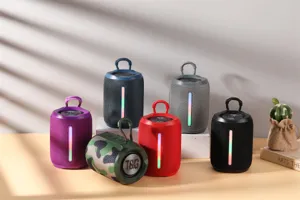 Φορητό ασύρματο ηχείο Bluetooth με φωτισμό RGB και γάντζο λαβής για εξωτερική χρήση.