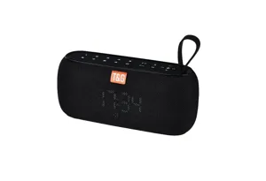 Tragbarer Stoff Bluetooth Lautsprecher mit digitaler Anzeige und praktischem Tragegurt.