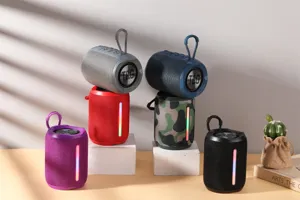 Φορητό ασύρματο ηχείο Bluetooth με TWS, φωτισμό RGB και βαθιά μπάσα για χρήση σε εξωτερικούς χώρους.
