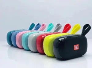 Tragbarer Mini-Bluetooth-Lautsprecher Detail mit bunten Farben und praktischem Trageriemen.