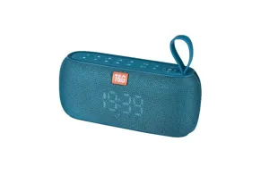 Tragbarer blauer Stoff-Bluetooth-Lautsprecher mit Trageschlaufe und Digitalanzeige.