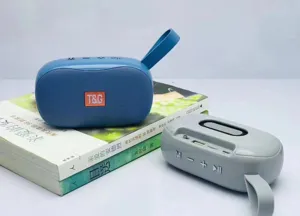 Nahaufnahme tragbarer kabelloser Bluetooth-Lautsprecher mit praktischem Silikongurt.