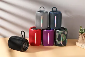 Φορητό ασύρματο ηχείο Bluetooth με πολύχρωμη φωτεινή λωρίδα RGB και πρακτικό λουράκι.