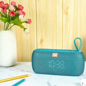 Tragbarer Stoff Bluetooth Lautsprecher mit Digitaluhr Display, wasserdichter Outdoor Lautsprecher.