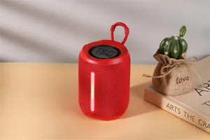 Φορητό ασύρματο ηχείο Bluetooth με φωτεινό έγχρωμο LED και πρακτικό λουράκι μεταφοράς.
