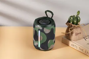 Ασύρματο φορητό ηχείο Bluetooth με κομψό καμουφλάζ σχεδιασμό για εξωτερική χρήση.