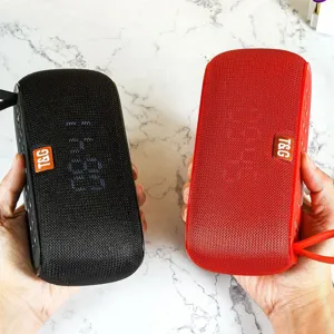 Tragbarer Bluetooth Stoff Lautsprecher mit wasserdichtem Bass für den Outdoor Einsatz.