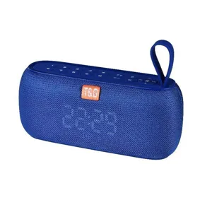 Tragbarer kabelloser blauer Bluetooth-Lautsprecher mit Stoffnetz, LED-Display und Trageband.