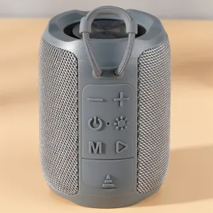 Φορητό ασύρματο ηχείο Bluetooth με λουράκι χειρός και ανθεκτικό γκρι υφασμάτινο σχεδιασμό.