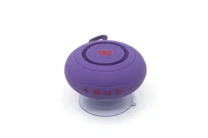 Detailansicht des tragbaren lila Bluetooth-Lautsprechers mit praktischem Saugnapffuß.