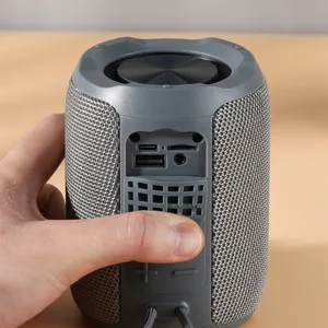 Λεπτομέρεια φορητού ασύρματου ηχείου Bluetooth που δείχνει θύρες και κουμπιά.