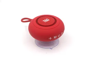 Tragbarer kabelloser Bluetooth Lautsprecher mit Saugnapf und roter Schlaufe im kompakten Design.