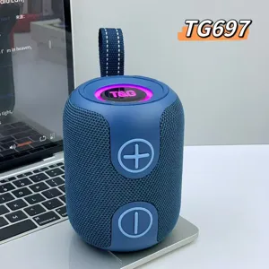Enceinte Bluetooth cylindrique bleue portable avec sangle et lumières LED colorées.