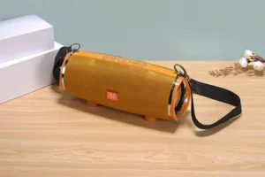 Dettaglio dell'altoparlante Bluetooth portatile con tessuto arancione e pulsanti di controllo chiari.