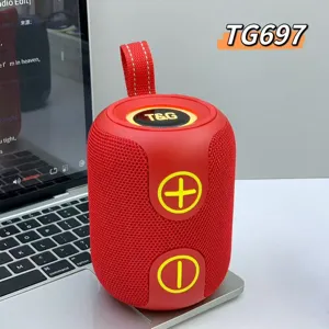 Haut-parleur Bluetooth cylindrique rouge portable avec sangle et boutons tactiles.