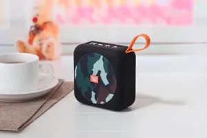 Vista dettagliata dell'altoparlante Bluetooth portatile con griglia e cinghia arancione.