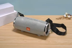 Vista dettagliata dell'altoparlante Bluetooth cilindrico portatile con superficie a rete e tracolla.
