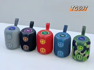 Gros plan détaillé de haut-parleurs Bluetooth cylindriques portables avec LED colorées et dragonne.