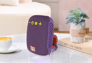 Altoparlante Bluetooth portatile wireless con design a clip e tessuto resistente.