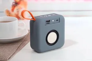 Vista dettagliata dell'altoparlante Bluetooth portatile con pulsanti e porte.