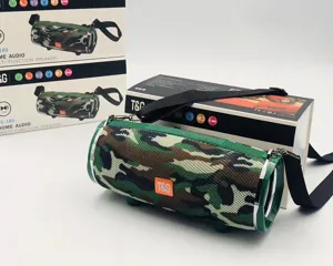 Vista dettagliata dell'altoparlante Bluetooth mimetico portatile con cinturino e scatola.