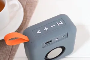 Mini altoparlante Bluetooth portatile wireless con cinturino arancione e supporto TF USB.