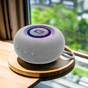 Tragbarer Bluetooth Lautsprecher mit Stoffgeflecht, LED Licht und kabelloser Soundleistung.