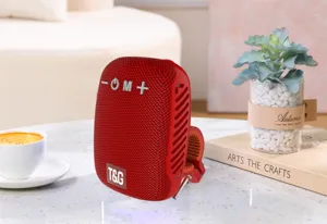 Vista dettagliata dell'altoparlante Bluetooth portatile rosso con pratica staffa di supporto.