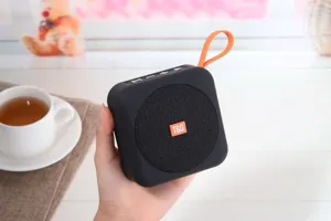 Primo piano dettagliato dell'altoparlante Bluetooth portatile wireless con cinturino.