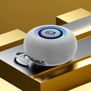 Tragbarer kabelloser Bluetooth-Lautsprecher mit Stoffdesign, bunten LED-Lichtern und starkem Bass.