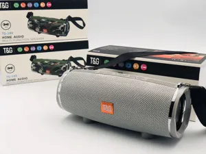 Vista dettagliata dell'altoparlante Bluetooth wireless portatile con rete in tessuto e tracolla.