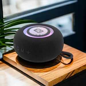 Tragbarer Bluetooth Lautsprecher mit Stoffnetz, RGB Lichtring und TWS Outdoor Musik Box.