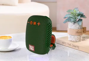 Altoparlante bluetooth portatile da esterno con staffa, mini subwoofer wireless verde.