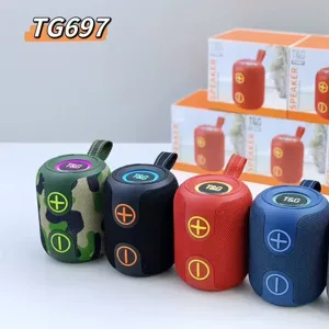 Détail du haut-parleur Bluetooth sans fil cylindrique avec lumières colorées et boutons.