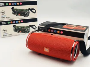 Altoparlante bluetooth portatile impermeabile da esterno con bassi profondi e tracolla.
