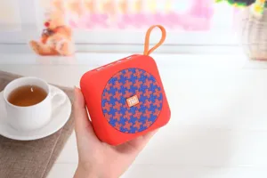 Altoparlante Bluetooth portatile senza fili con tessuto a rete colorato e comodo cinturino.