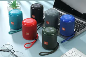 Detalle de altavoces Bluetooth portátiles inalámbricos presentados en varios colores.