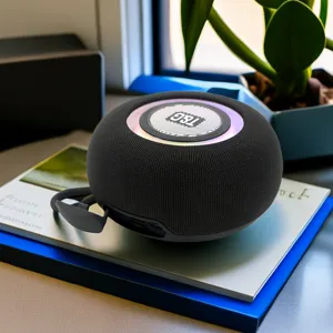 Tragbarer kabelloser Bluetooth-Lautsprecher mit Stoffnetz-Design, buntem LED-Ring und starkem Bass.