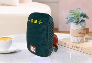 Altoparlante bluetooth da esterno portatile con supporto per bici, mini audio verde.