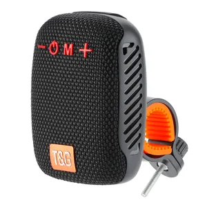 Detailansicht des tragbaren Outdoor Fahrrad Bluetooth Lautsprechers mit Lenkerhalterung.